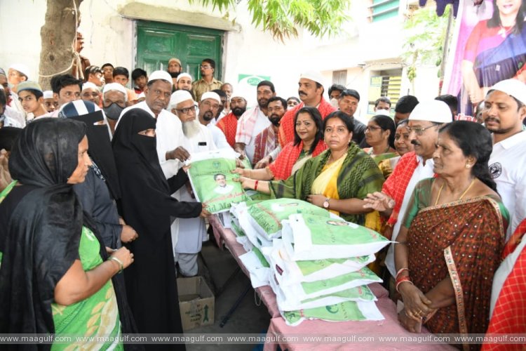 రంజాన్ తోఫా లను పంపిణీ చేసిన మేయర్ గద్వాల్ విజయలక్ష్మి